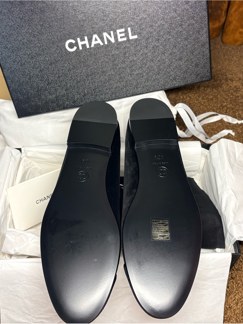 CHANEL Black Velvet Ballet Flats with Red Insoles and Bow Detail - Picture 2 of 3